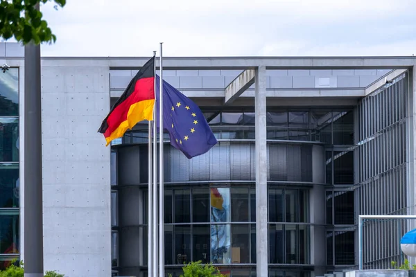 Berlin Γερμανία Ιουν 2020 Γερμανική Και Ευρωπαϊκή Σημαία Αντίθετες Κατευθύνσεις — Φωτογραφία Αρχείου