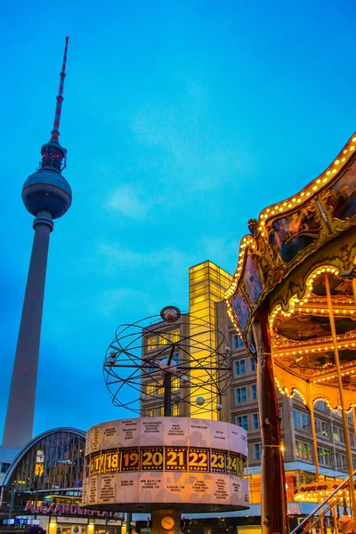 Zdjęcie Pionowe Dekorowanych Kabin Lampek Choinkowych Jarmarku Bożonarodzeniowym Alexanderplatz Berlin — Zdjęcie stockowe