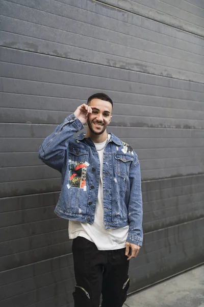 Vertikální Záběr Mladého Módního Muže Streetwear Pózujícího Usmívajícího — Stock fotografie