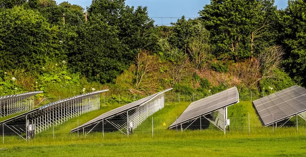 Výstřel Solárních Modulů Vytvářejících Čistou Energii Velkém Parku Severní Evropě — Stock fotografie