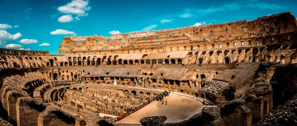 Talya Roma Daki Ünlü Coliseum Mavi Bir Arka Plan Altında — Stok fotoğraf
