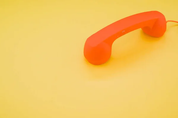 Een Klassieke Oranje Handset Pastelgele Achtergrond Voor Een Kopieerruimte — Stockfoto