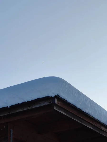 Eine Vertikale Aufnahme Einer Schneeschicht Auf Dem Dach Und Des — Stockfoto