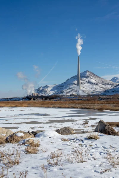 Vertikal Skott Fabrik Röret Snöig Landskap Miljöhänsyn Koncept — Stockfoto