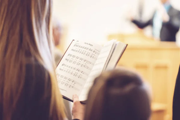 Uma Visão Traseira Uma Mulher Segurando Livro Canções Igreja — Fotografia de Stock