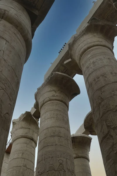 이집트의 카르나크 신전에서 문자를 기둥들이 각도의 기둥들 — 스톡 사진