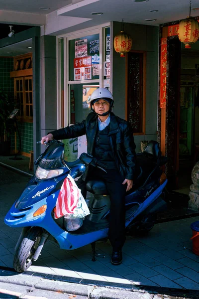 2021年1月14日 台湾台北一名骑摩托车的男子 — 图库照片