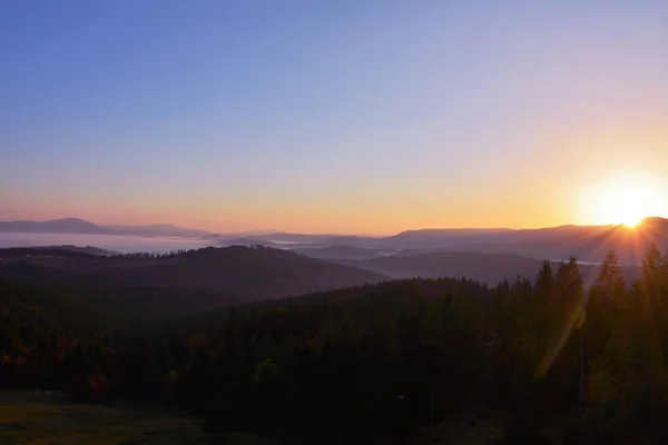 Dağların Üzerinde Pembe Bir Güneşin Doğuşunun Havadan Çekilmiş Görüntüsü — Stok fotoğraf