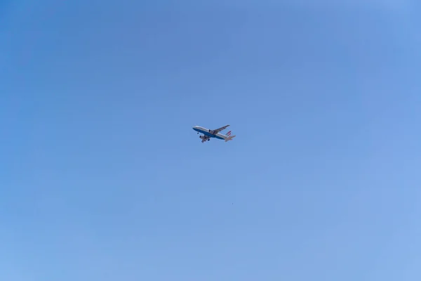 Een Lage Hoek Opname Van Een Vliegtuig Blauwe Lucht Split — Stockfoto