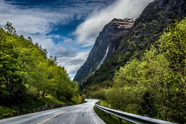 Piękne Ujęcie Drogi Wiodącej Przez Góry Norwegii — Zdjęcie stockowe