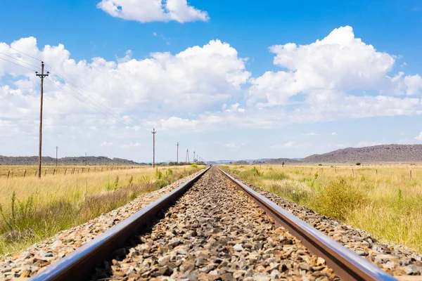 Bulutlu Mavi Gökyüzüne Karşı Bir Demiryolu Endüstriyel Kavram — Stok fotoğraf