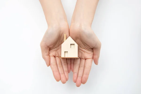 Een Bovenaanzicht Van Handen Met Een Klein Houten Huis Vastgoed — Stockfoto