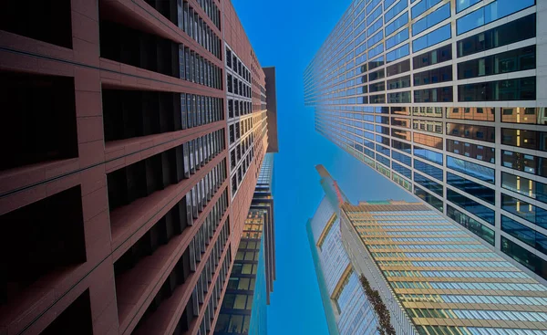 Vista Pequeno Pedaço Céu Azul Livre Entre Quatro Torres Arranha — Fotografia de Stock