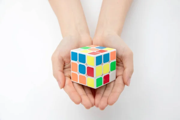 Gros Plan Des Mains Tenant Cube Rubiks Coloré Sur Une — Photo