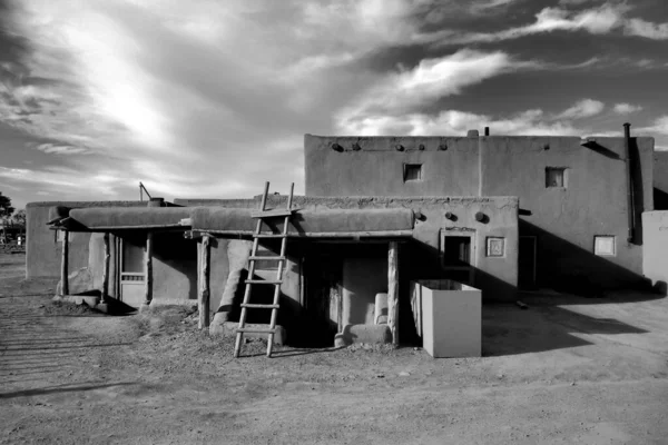 Szary Strzał Starych Domów Pod Sunlight Zachmurzone Niebo Taos Pueblo — Zdjęcie stockowe