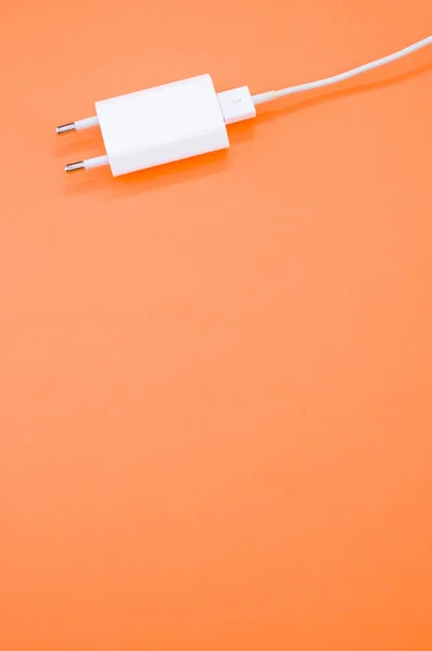 Een Verticale Opname Van Usb Lader Geïsoleerd Oranje Achtergrond — Stockfoto