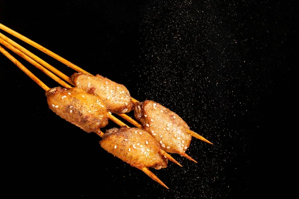 串に刺さった肉に様々な調味料が詰まったクローズアップショット — ストック写真
