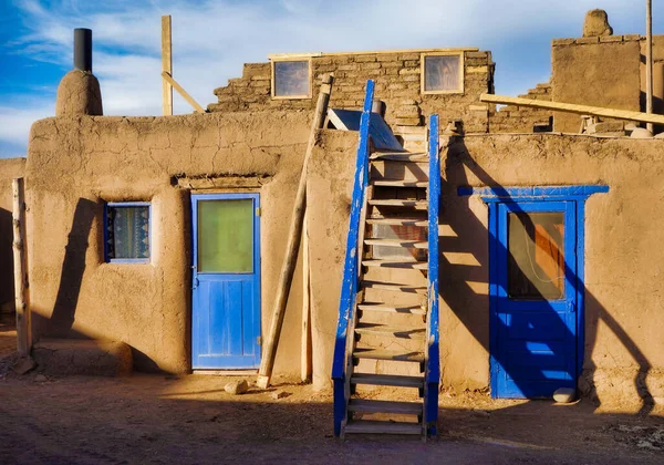 Gamla Husen Solljuset Och Blå Molnig Himmel Taos Pueblo New — Stockfoto