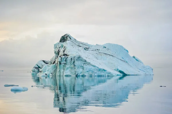 Belo Tiro Iceberg Sob Céu Branco — Fotografia de Stock