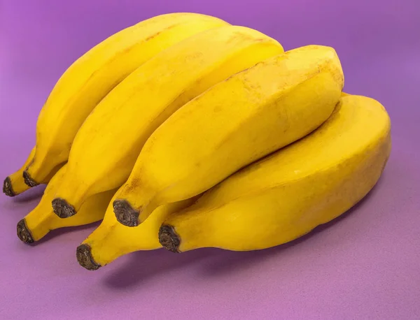 Крупный План Свежих Бананов Фиолетовом Фоне — стоковое фото