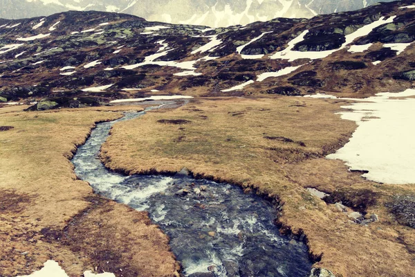 Uma Vista Paisagem Coberta Neve Com Riacho Fluindo Fresco Montanha — Fotografia de Stock