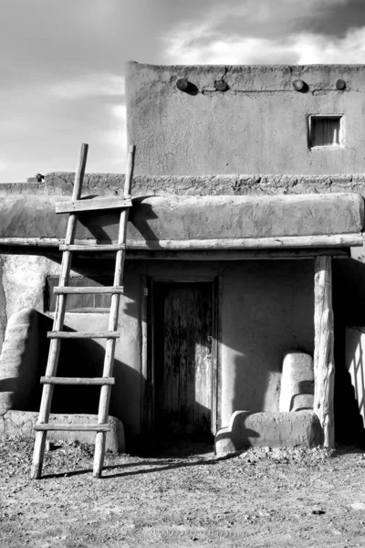 Grayscale Záběr Starých Budov Taos Pueblo Pod Slunečním Světlem Novém — Stock fotografie