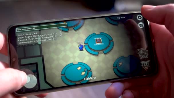 Pov Первого Лица Человека Играющего Видеоигру Смартфоне Мобильные Игры Становятся — стоковое видео