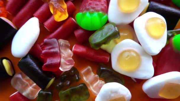 Slow Motion Olika Frukt Smaksatt Godis Tallrik Skott — Stockvideo