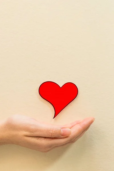 Ένα Γυναικείο Χέρι Που Κρατάει Μια Κόκκινη Καρδιά Σκορπίζει Αγάπη — Φωτογραφία Αρχείου