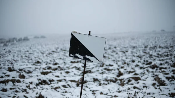 Primer Plano Poste Blanco Negro Campo Invierno — Foto de Stock