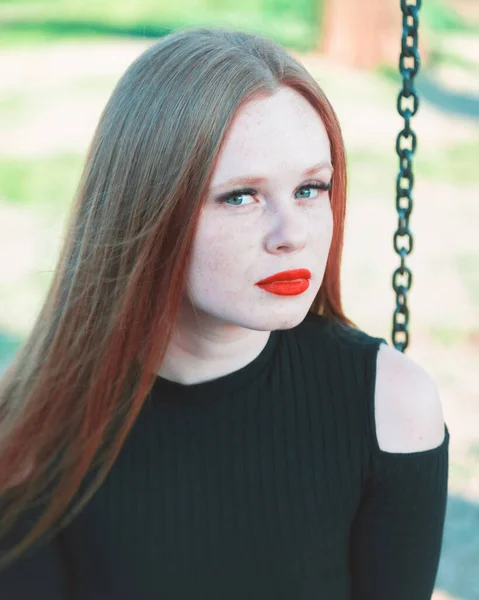 Een Portret Van Een Mooie Brunette Met Groene Ogen Sproeten — Stockfoto