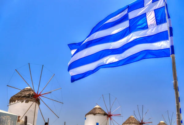 背景为著名钢厂的希腊飘扬国旗的选择性聚焦镜头 — 图库照片