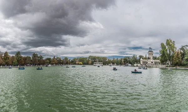 Incrível Tiro Lago Com Barcos Flutuantes Cercados Por Floresta Outono — Fotografia de Stock