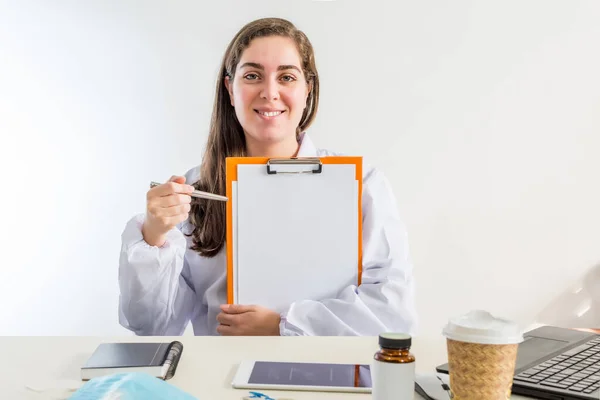 Een Jonge Vrouwelijke Arts Haar Spreekkamer Met Een Medisch Rapport — Stockfoto