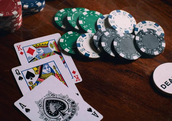 一张赌场筹码和扑克牌的特写照片 — 图库照片