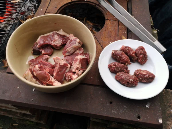 Grand Angle Viande Fraîche Sur Assiette — Photo