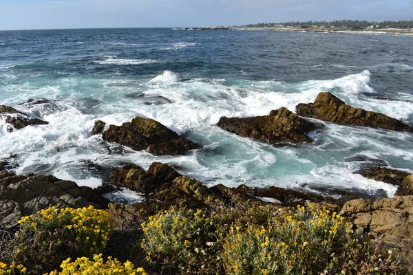 カリフォルニア州モンテレイの海岸沿いの岩の間で波が砕ける様子 — ストック写真