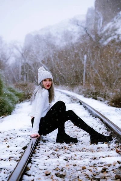Young Attractive Caucasian Girl Wearing Hat Sitting Posing Railroad Snowy — 스톡 사진