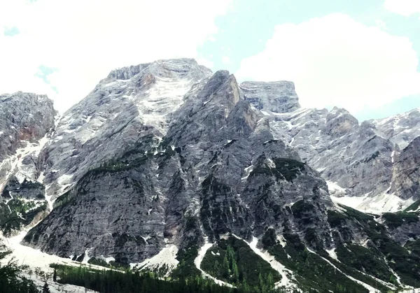 Piękne Ujęcie Jednego Szczytów Jeziora Braies Pragser Lake Południowym Tyrolu — Zdjęcie stockowe