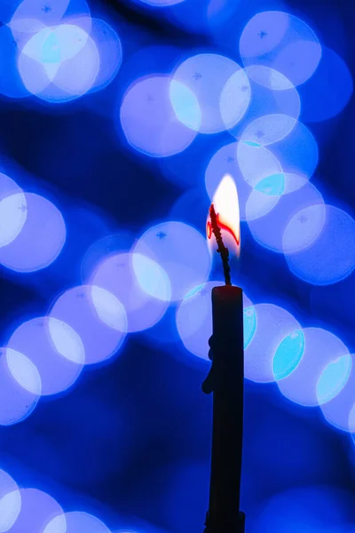 Vertical Shot Burning Candle Blue Blurred Bokeh Background — Stock Photo, Image