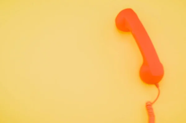Klasyczny Pomarańczowy Telefon Pastelowym Żółtym Tle Dla Przestrzeni Kopii — Zdjęcie stockowe