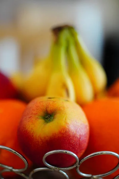Eine Vertikale Aufnahme Eines Farbenfrohen Und Schmackhaften Apfels Mit Einigen — Stockfoto