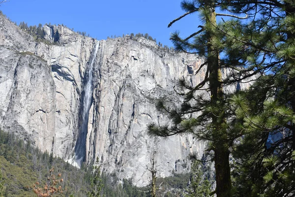 Uma Paisagem Uma Montanha Com Uma Cachoeira Yosemite Valley Califórnia — Fotografia de Stock