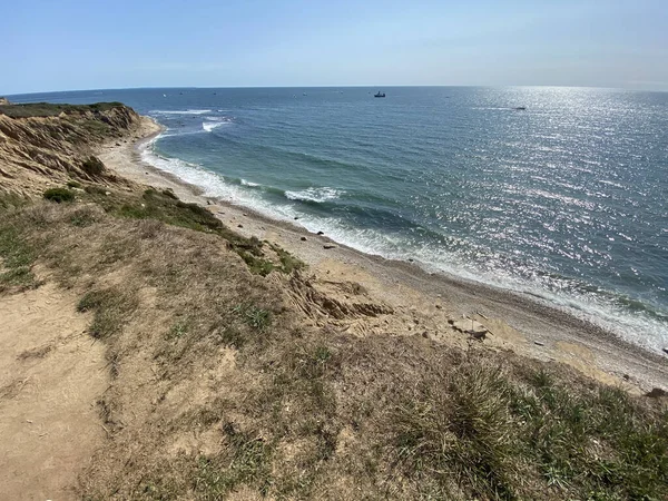 Piękne Ujęcie Spokojnego Widoku Morze Pustej Linii Brzegowej Ciągu Dnia — Zdjęcie stockowe