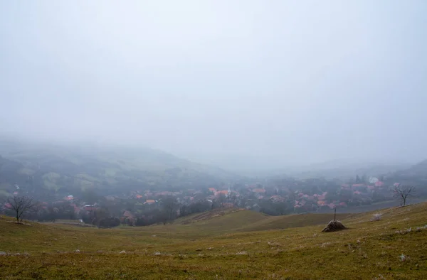 Krásný Záběr Vesnice Mezi Kopci Zamlžený Den — Stock fotografie