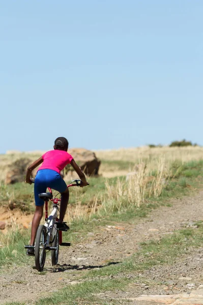 Μια Κάθετη Φωτογραφία Μιας Αφρικανής Νεαρής Γυναίκας Κάνει Ποδήλατο Στη — Φωτογραφία Αρχείου