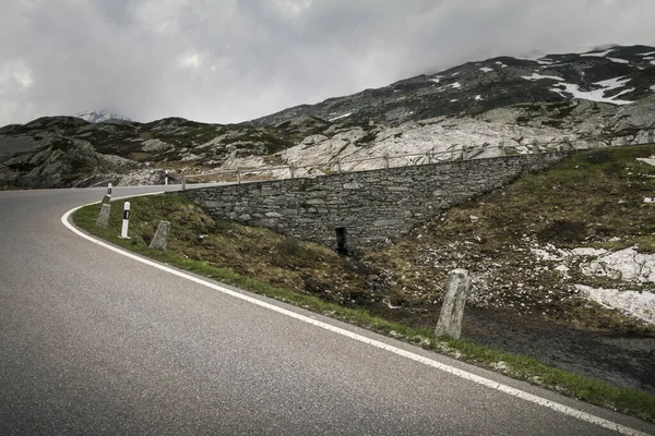 Una Strada Asfaltata Sinuosa Che Attraversa Bellissime Scene Naturali Sotto — Foto Stock