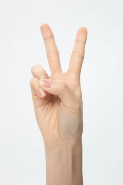 Tiro Vertical Uma Mão Mostrando Sinal Paz Isolado Fundo Branco — Fotografia de Stock