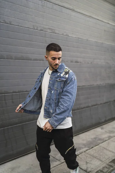 Colpo Verticale Ragazzo Elegante Che Indossa Una Collana Catena Shirt — Foto Stock