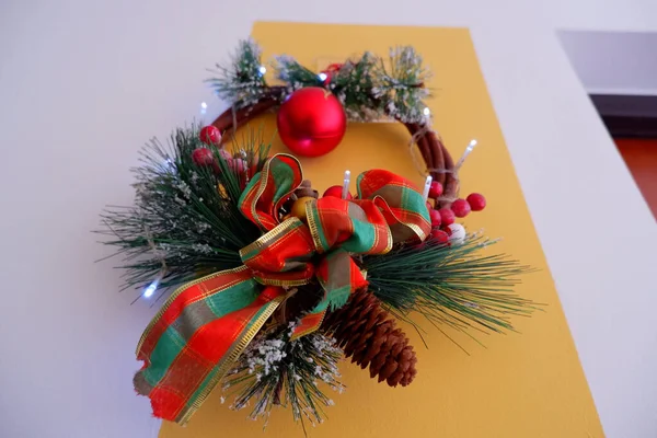 Una Foto Ángulo Bajo Una Corona Navidad Colgada Una Pared — Foto de Stock